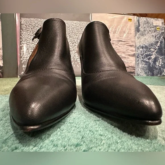 Fluevog LIKE NEW Poser Darla black asymmetrical buckle heel w/ side cutout - 8 - Picture 6 of 16